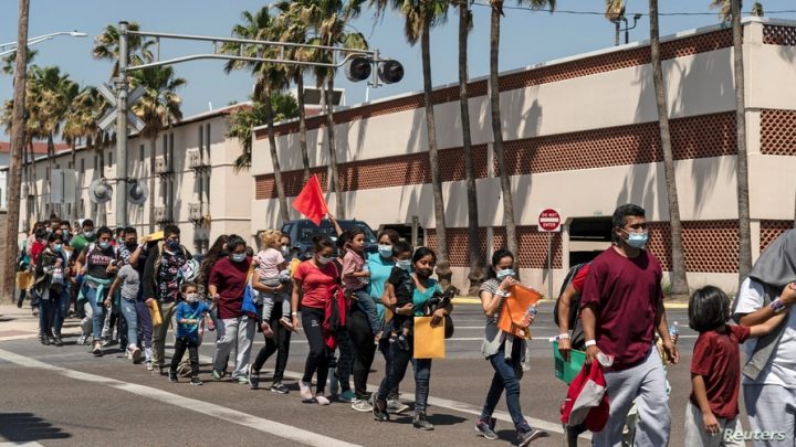 Activistas protestan por los derechos de los inmigrantes en Texas