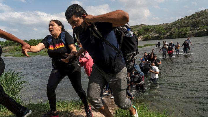 “Forzados” a procesar inmigrantes a la intemperie en Texas