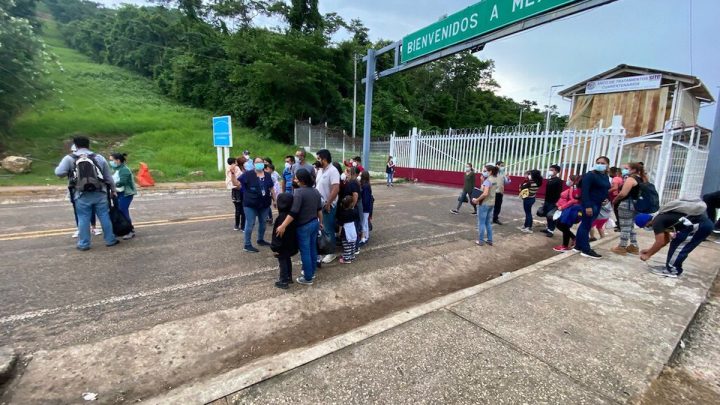 Deportados continúan llegando a un punto remoto de la frontera guatemalteca