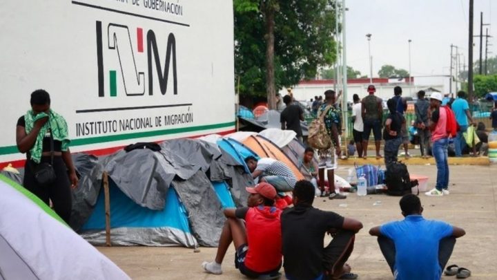 INM suspende a dos de sus agentes tras agresión a migrantes en Chiapas