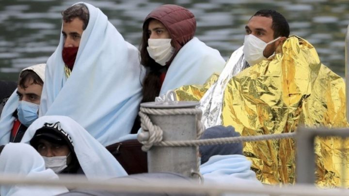 828 migrantes llegan a Gran Bretaña a través del canal de la mancha.