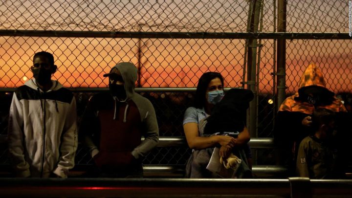 Juez federal ordena al gobierno de Joe Biden reactivar política fronteriza del gobierno de Trump