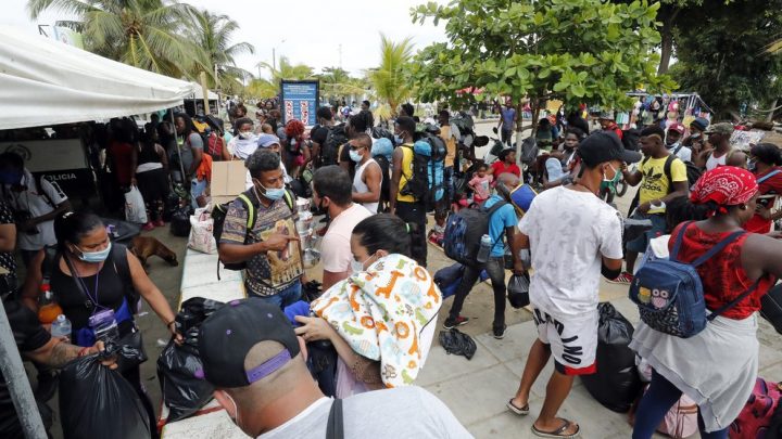 Migrantes en Colombia pagan mas  de 2.000 dólares para cruzar.