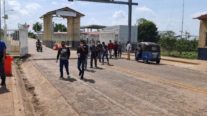 Migrantes deportados de EE. UU. en remota frontera de Guatemala