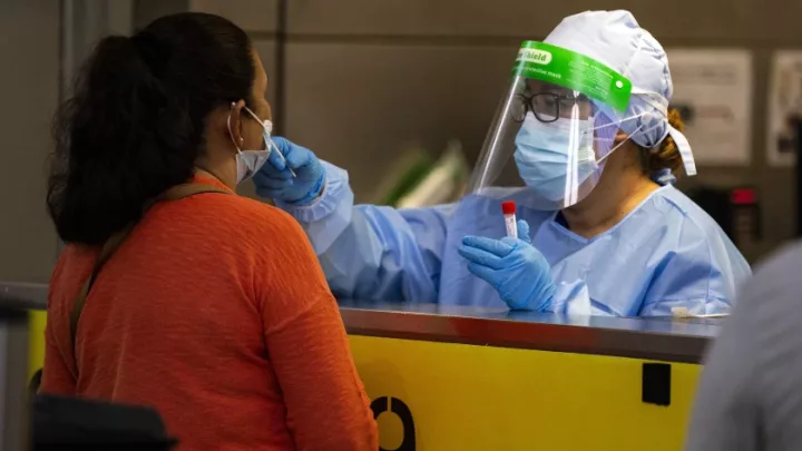 Juez ordena a ICE hacer prueba de COVID-19 a migrantes antes de deportarlos.