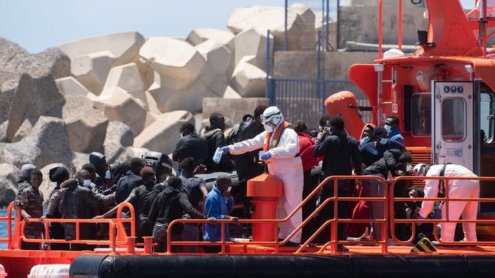 60 migrantes son rescatados antes de que su embarcación se  hundiera.