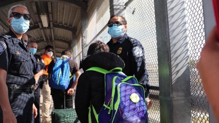 México traslada vía aérea a miles de migrantes hacia su frontera sur