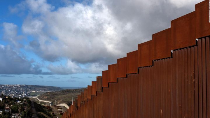 Juez bloquea al gobierno de Biden de expulsar familias inmigrantes bajo orden de salud pública