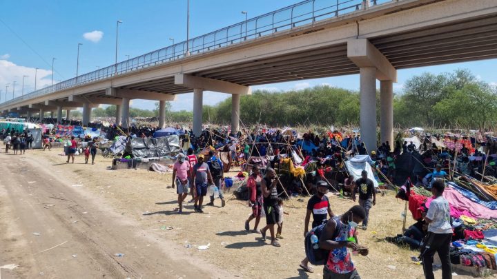 Se marchan los últimos migrantes que permanecían en el campamento bajo el puente fronterizo en Texas