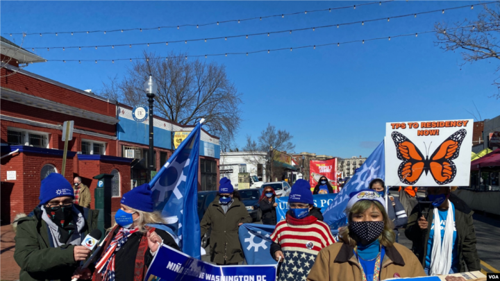 El DHS definirá consistencia de “carga pública” a solicitantes de estatus legal en EE. UU.