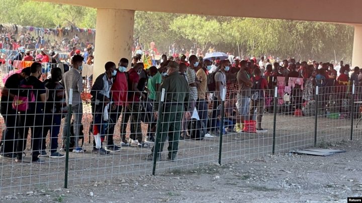 Miles de migrantes en el limbo bajo un puente fronterizo en Texas