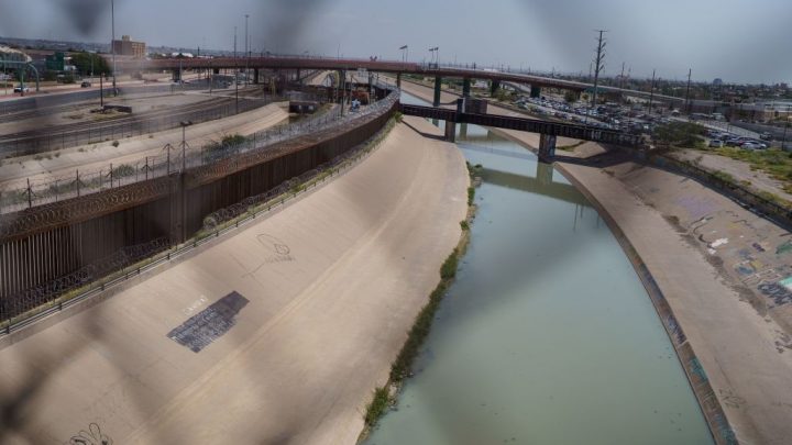 5.600 migrantes esperan a ser detenidos bajo el Puente Internacional Del Rio, Texas; el alcalde pide ayuda a Seguridad Nacional