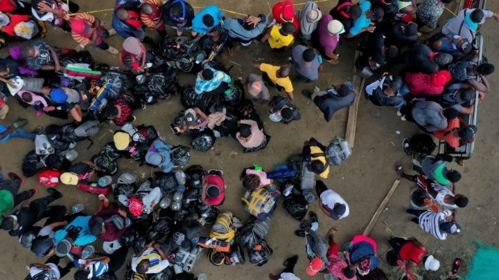 Necoclí, en Colombia, sigue recibiendo miles de migrantes con rumbo hacia EE.UU.