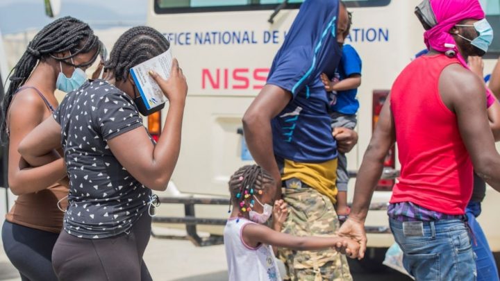 Haitianos denuncian deportación de la frontera entre Texas y México