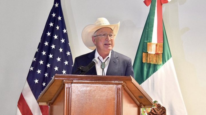Visita y conoce embajador de Estados Unidos en México acciones migratorias en el sureste del país