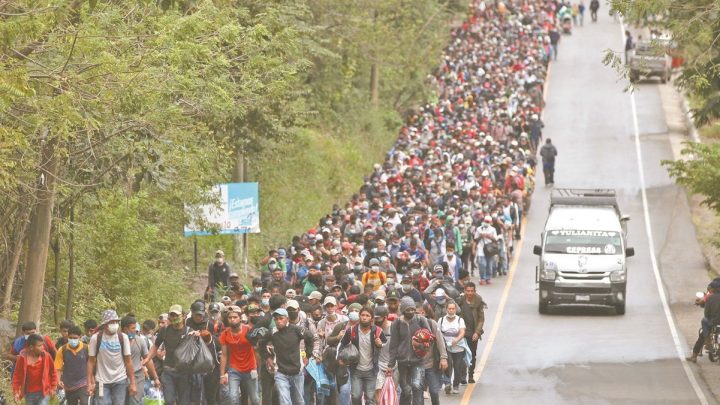 Caravana de migrantes avanza hacia la capital de México
