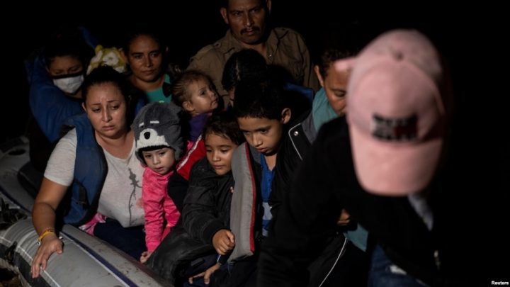 EE. UU. considera pagar millones de dólares a inmigrantes separados en la frontera, según reporte