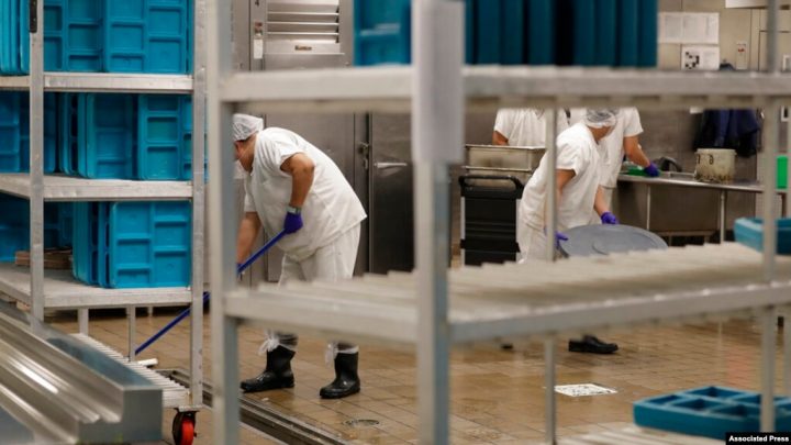 EE.UU.: Ciertos migrantes detenidos recibirían salario mínimo