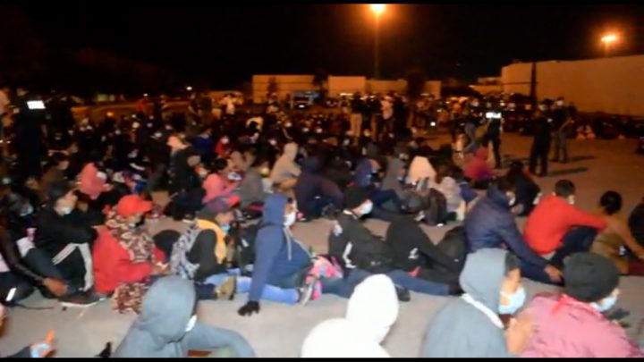 Encuentran en camiones en México a 652 migrantes, 355 de ellos menores