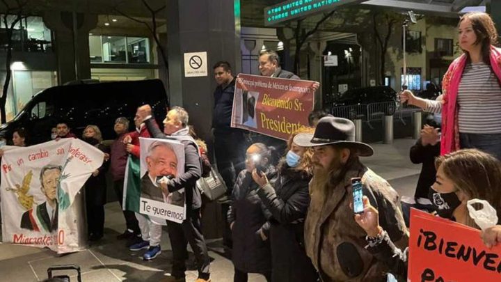 El Presidente Andrés Manuel López Obrador llega a Nueva York y migrantes mexicanos lo reciben con mariachis