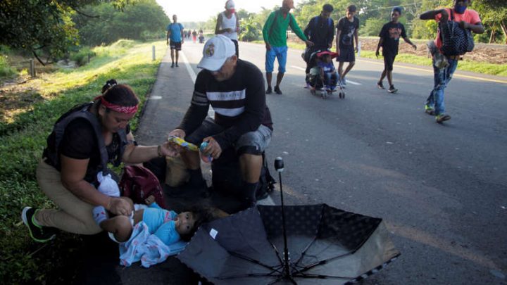 Enfermos y cansados, migrantes reanudan caravana en México tras rechazar acuerdo con Gobierno