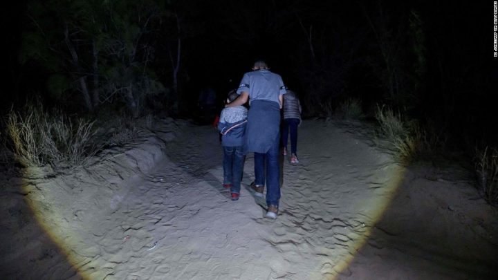 Migrantes de 3 países pagaron US$ 2.200 millones tratando de llegar a Estados Unidos. La mayor parte fue para traficantes de personas