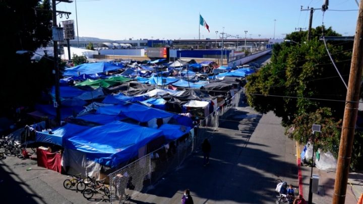Frío y lluvias golpean carpas de migrantes en frontera EE.UU.-México