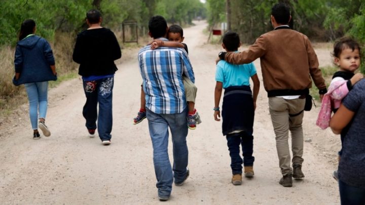 EE. UU. ya ha reunido a 100 niños migrantes con sus familias