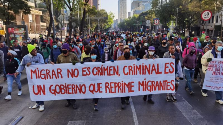 Caravana de migrantes en Palacio Nacional; piden a AMLO libre tránsito en México