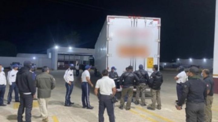 México descubre a 359 migrantes centroamericanos que viajaban ocultos en un camión