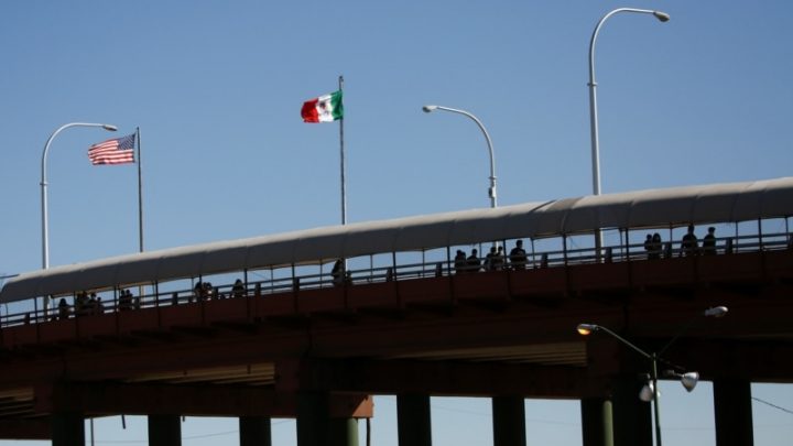 La patrulla fronteriza detiene a centenares de inmigrantes irregulares en Texas
