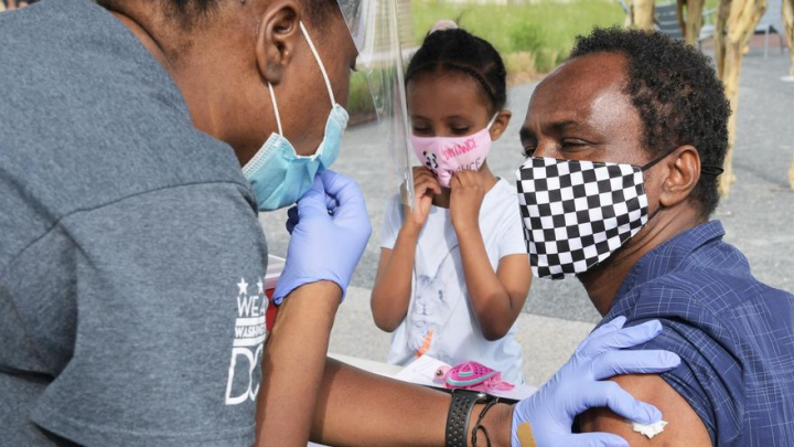 EEUU exigirá la vacuna contra la COVID a los extranjeros que entren por tierra o por ferry desde México o Canadá