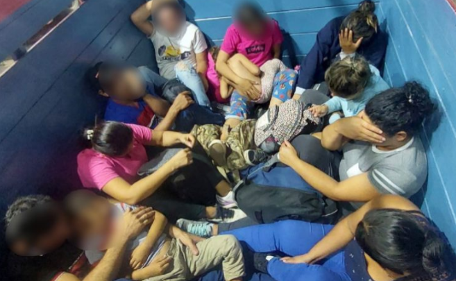 Rescatan’ a 16 migrantes que viajaban en la caja y cabina de una camioneta en Chiapas