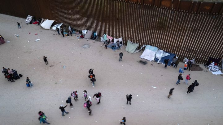 Los padres de 237 niños separados en la frontera bajo Trump aún no han sido encontrados, dice un expediente judicial