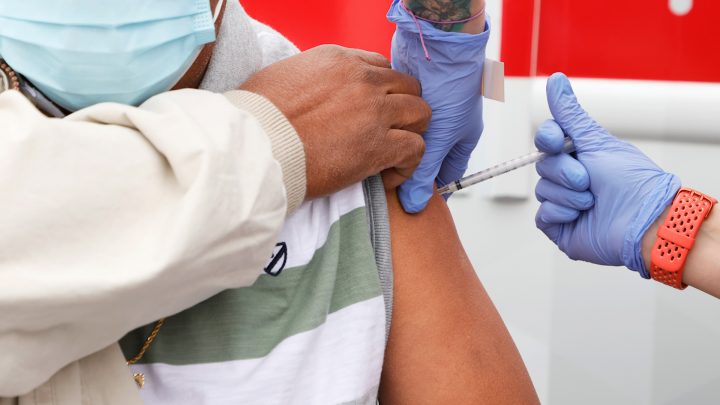 La Casa Blanca evalúa vacunar a los migrantes que cruzan la frontera entre Estados Unidos y México