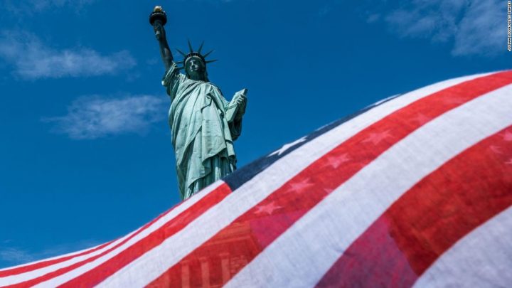 Es más probable que a los inmigrantes negros se les niegue la ciudadanía estadounidense que a los inmigrantes blancos, según un estudio