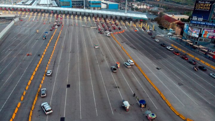 Los CDC extienden política migratoria de Trump, pese a oposición de aliados de Biden