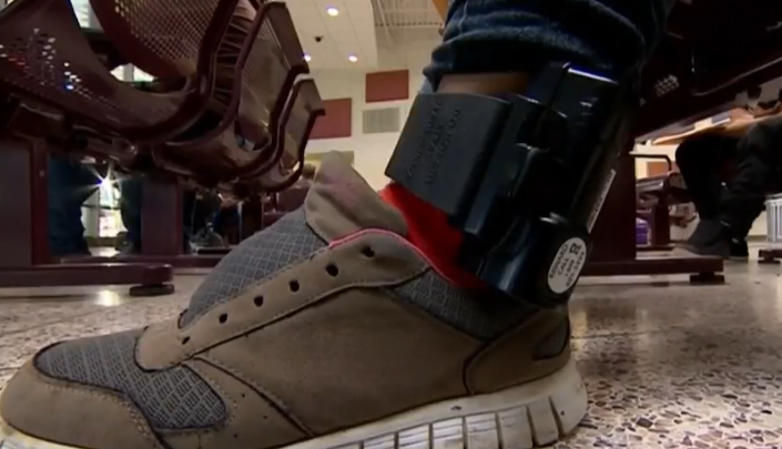 Cientos de indocumentados pasarían de los centros de detención a arresto domiciliario