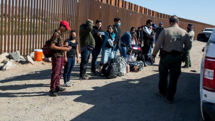 Penitenciaria de Estados Unidos dirigirá un programa piloto de arresto domiciliario para migrantes