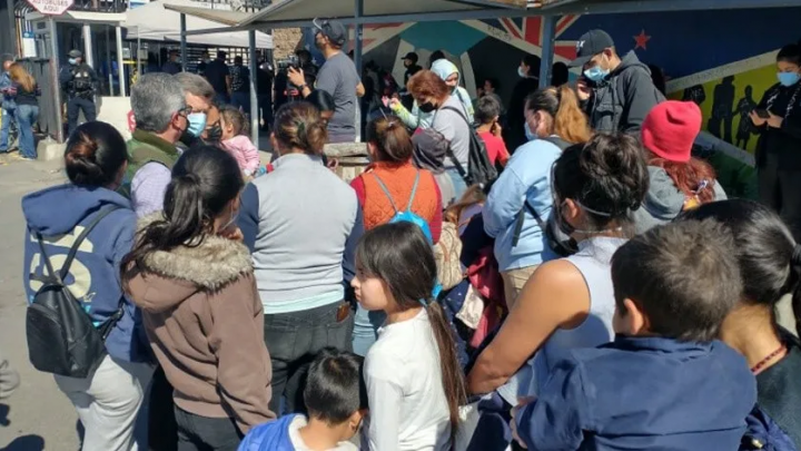 Intentan migrantes cruzar por garita de Otay