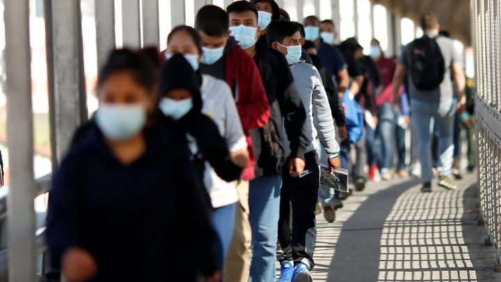 NYT: gobierno de Biden comenzará a vacunar a inmigrantes en la frontera