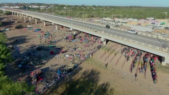 La administración de Biden planea poner fin en mayo a las restricciones fronterizas pandémicas de Trump, dicen fuentes