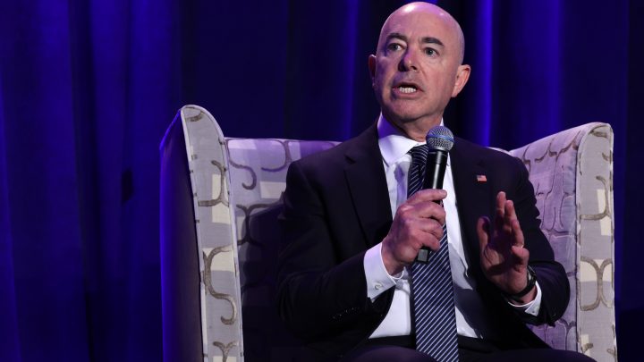 El secretario de Seguridad Nacional viajará a México para tratar la migración irregular