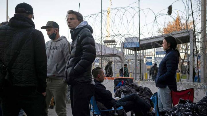 Activistas: los rusos son rechazados en la frontera de EEUU mientras los ucranianos son admitidos