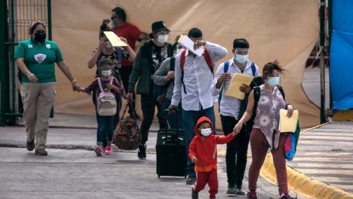 Corte: EEUU no podrá expulsar a familias migrantes bajo Título 42 a países donde estén en peligro