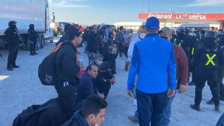 Detienen tráiler con 82 migrantes Cubanos en Coahuila