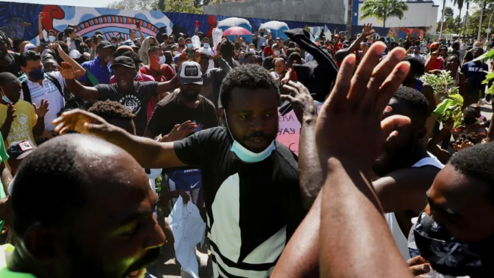 Migrantes se enfrentan a policías en Tapachula Chiapas; exigen paso libre para viajar a EU