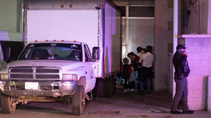 Más de 75 personas migrantes eran trasladas en un camión, en condiciones inhumanas