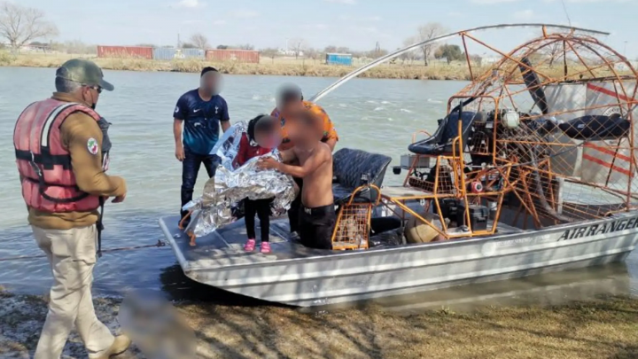 Rescata INM a 18 migrantes que quedaron atrapados en río Bravo