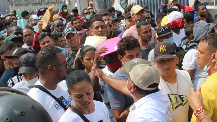 Cientos de migrantes entran a la fuerza al edificio del INM en Tapachula